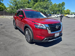 2024 Nissan Pathfinder SL